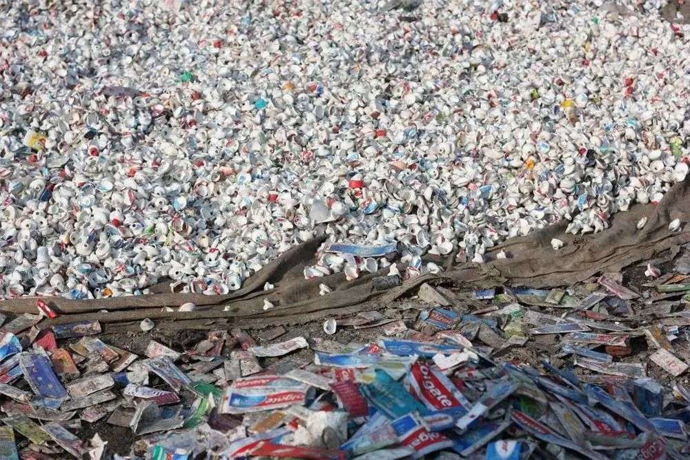 再也不用「擠牙膏」，高露潔換上的「潤(rùn)滑劑」包裝，讓牙膏從此一滴不剩