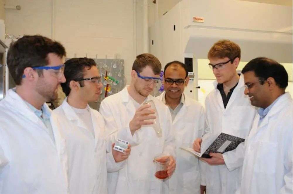 再也不用「擠牙膏」，高露潔換上的「潤(rùn)滑劑」包裝，讓牙膏從此一滴不剩