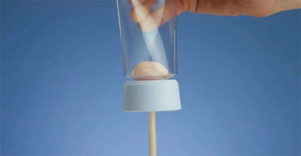 再也不用「擠牙膏」，高露潔換上的「潤(rùn)滑劑」包裝，讓牙膏從此一滴不剩